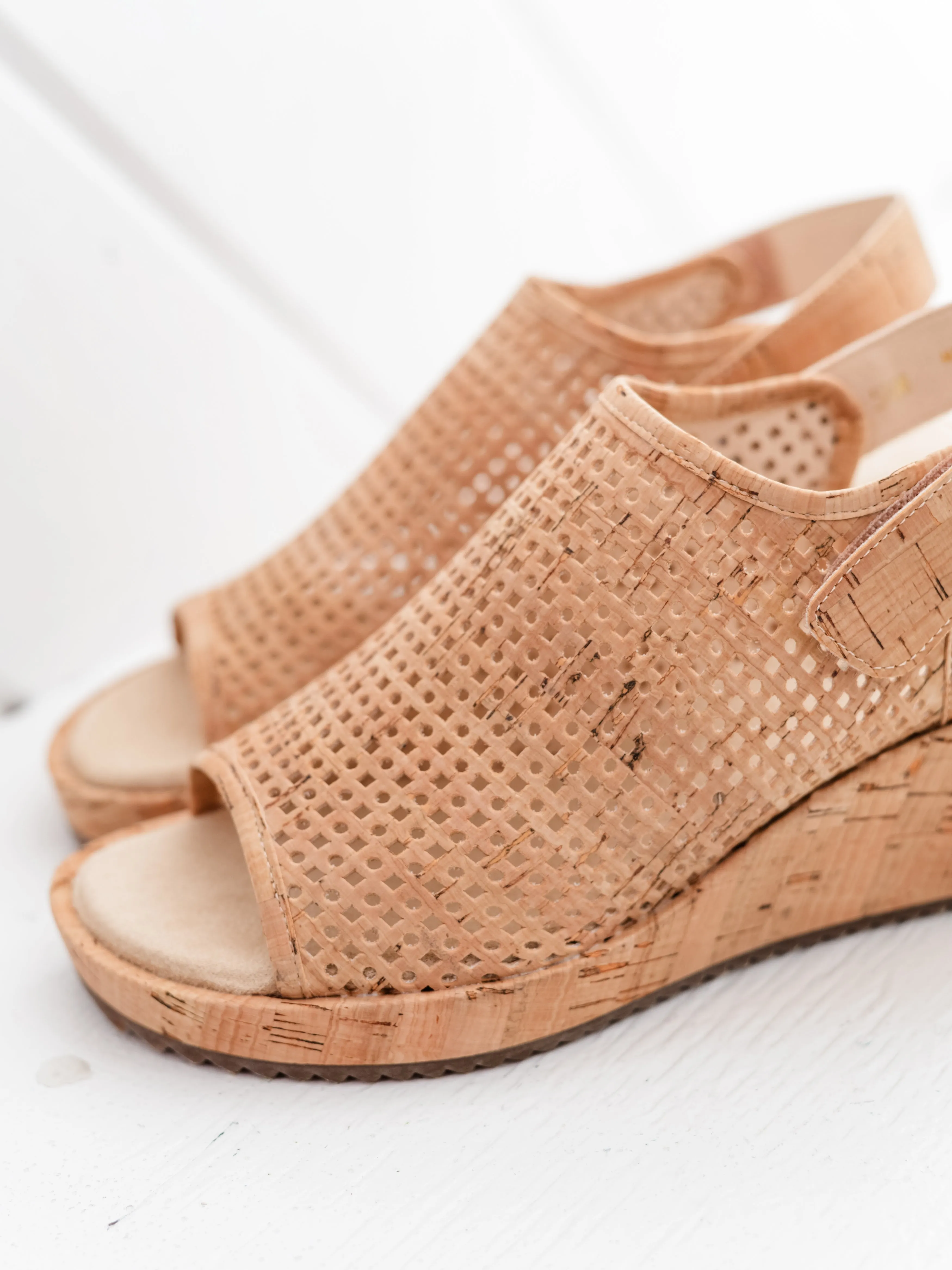 Cilla in Natural Cork by Vaneli